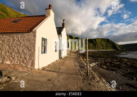 Vue sur petit village de Crovie sur la côte de l'Aberdeenshire en Écosse Banque D'Images