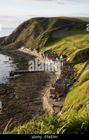 Vue sur petit village de Crovie sur la côte de l'Aberdeenshire en Écosse Banque D'Images