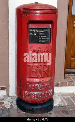 Un pilier rouge vintage case postale courrier attend dans une rue de Hamilton, Bermudes, capitale du territoire britannique d'outre-mer dans l'océan Atlantique Nord. Banque D'Images