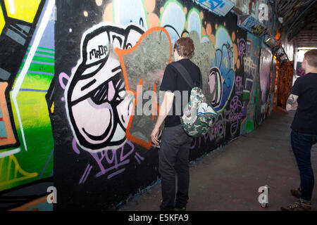 Londres, Royaume-Uni. 06Th Août, 2014. L'artiste graffiti Banksy's arch rival King Robbo est décédé après avoir passé trois ans dans le coma. La fin de l'artiste a subi une mystérieuse blessure à la tête en 2011 et a été placé dans un coma artificiel. Le 31 juillet il a perdu son combat pour la vie. Les deux artistes ont été des rivaux acharnés, souvent modifier les œuvres qui n'est pas la pratique habituelle dans l'artiste de rue de la communauté. Photo montre artistes au travail aujourd'hui dans le tunnel. Crédit : Jeffrey Blackler/Alamy Live News Banque D'Images