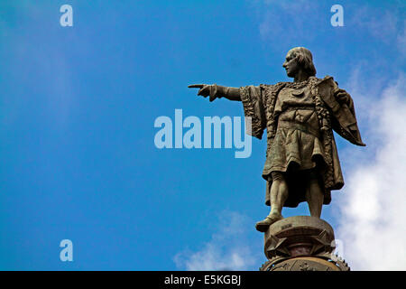 Statue de Christophe Colomb au bout de la Ramblas à Barcelone, Catalogne, Espagne. La statue a été sculptée par Rafael Atché Banque D'Images