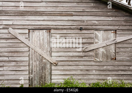 Pas d'entrée : un condamné maison non peinte à Hopetown. La paroi latérale d'une maison en bois non peint patiné avec des planches clouées sur Banque D'Images