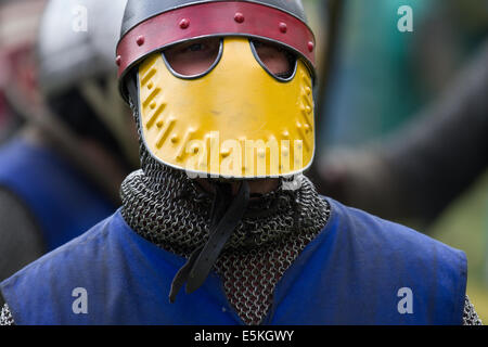 Chester, Cheshire, Royaume-Uni 3 août, 2014. L'ovibos casqué de reconstitution historique armés de boucliers, au tournoi médiéval combat pied événement tenu au château de Beeston Cheshire, Angleterre. Historia Normannis un début 12ème siècle bataille médiévale groupe de reconstitution, en expliquant la culture ancienne et de coutumes et de fournir à la chaîne à la poste et à l'adrénaline de la reconstitution médiévale des équipes de chevaliers hautement qualifiés pour répondre avec les armes de l'épée, bouclier et club - un événement à l'English Heritage Site. Credit : Mar Photographics/Alamy Live News. Banque D'Images