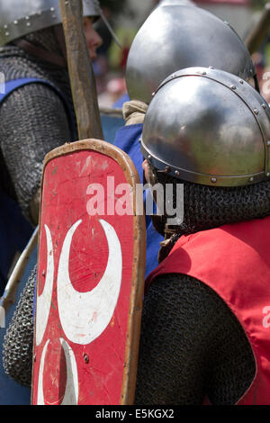 Chester, Cheshire, Royaume-Uni 3 août, 2014. L'ovibos casqué de reconstitution historique armés de boucliers, au tournoi médiéval combat pied événement tenu au château de Beeston Cheshire, Angleterre. Historia Normannis un début 12ème siècle bataille médiévale groupe de reconstitution, en expliquant la culture ancienne et de coutumes et de fournir à la chaîne à la poste et à l'adrénaline de la reconstitution médiévale des équipes de chevaliers hautement qualifiés pour répondre avec les armes de l'épée, bouclier et club - un événement à l'English Heritage Site. Credit : Mar Photographics/Alamy Live News. Banque D'Images