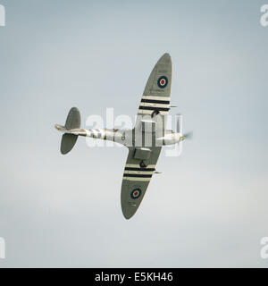 Abingdon, UK - 4 mai 2014 : un millésime de la Seconde Guerre mondiale, Supermarine Spitfire britannique en vol. Banque D'Images