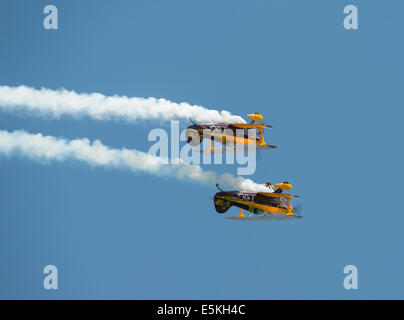 Abingdon, UK - 4 mai 2014 : l'équipe de voltige Trig duo, affichant leurs Pitts Specials à Abingdon Air Show. Banque D'Images