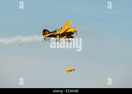 Abingdon, UK - 4 mai 2014 : l'équipe de voltige Trig duo, affichant leurs Pitts Specials à Abingdon Air Show. Banque D'Images