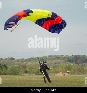 Abingdon, UK - 4 mai 2014 : un membre de l'équipe de parachutisme en chute libre de tigres à Abingdon Airshow 2014 manoevering Banque D'Images