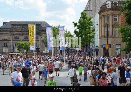 La Foule de visiteurs de Liverpool, centre-ville, England, UK Banque D'Images