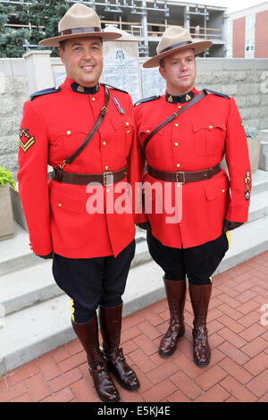 La GRC en uniforme de cérémonie au Sunset Retreat Cérémonie à la Gendarmerie royale du Canada (GRC) à Regina. Banque D'Images