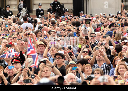 Photographier les foules exposées à l'extérieur de l'air Buckingham Palace Banque D'Images