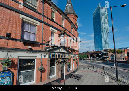 La Ville Road Inn City pub anglais traditionnel, situé sur Albion Street, Manchester, Royaume-Uni. Banque D'Images