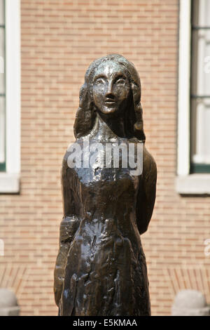 Statue d'Anne Frank dans un passage à Amsterdam, Pays-Bas Hollande, l'Europe. Photo prise le : Août 27th, 2013 Banque D'Images