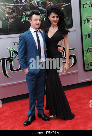 Los Angeles, Californie, USA. 3e août, 2014. Noel Fisher, Layla Alizada assistant à la première de Los Angeles ''Teenage Mutant Ninja Turtles'' qui a eu lieu au Regency Village Theatre à Westwood, Californie le 3 août 2014. 2014 : Crédit D. Long/Globe Photos/ZUMA/Alamy Fil Live News Banque D'Images