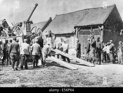 Une voiture blindée de soldats dans un village pendant la Première Guerre mondiale, vers 1917 Banque D'Images