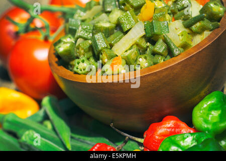 L'okra cuit, Bol de gombo, avec oignons, tomates et piments Banque D'Images