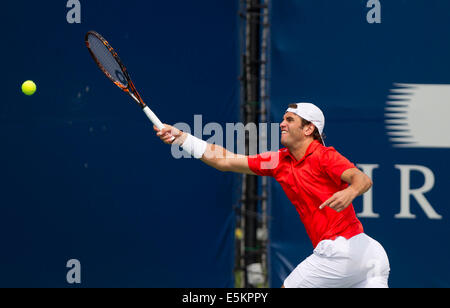 Toronto, Canada. 3e août, 2014. Malek Jaziri de la Tunisie renvoie la balle au cours du deuxième tour de qualification du tournoi contre Bernard Tomic de l'Australie à la Coupe Rogers 2014 à Toronto, Canada, 3 août 2014. Malek Jaziri perd le match 1-2. Credit : Zou Zheng/Xinhua/Alamy Live News Banque D'Images