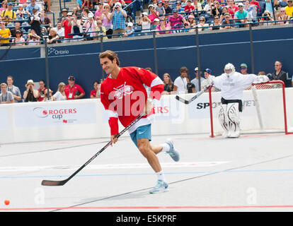 Toronto, Canada. 3e août, 2014. Les lecteurs de la suisse Roger Federer le ballon avant le jeu de défi hockey-balle à la Coupe Rogers 2014 à Toronto, Canada, 3 août 2014. Credit : Zou Zheng/Xinhua/Alamy Live News Banque D'Images