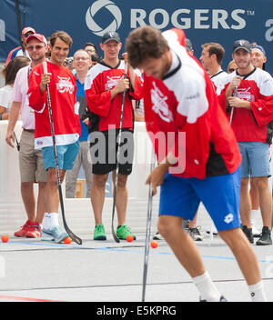 Toronto, Canada. 3e août, 2014. Roger Federer (2e L) de la Suisse participe à la défi hockey-balle match à la Coupe Rogers 2014 à Toronto, Canada, 3 août 2014. Credit : Zou Zheng/Xinhua/Alamy Live News Banque D'Images