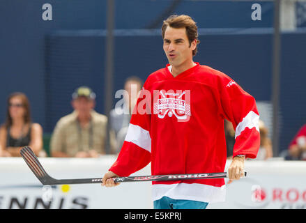 Toronto, Canada. 3e août, 2014. La Suisse de Roger Federer s'exécute au cours de la jeu de défi hockey-balle à la Coupe Rogers 2014 à Toronto, Canada, 3 août 2014. Credit : Zou Zheng/Xinhua/Alamy Live News Banque D'Images