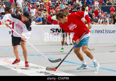 Toronto, Canada. 3e août, 2014. Roger Federer (R) de la Suisse se bat pour la balle durant le jeu de défi hockey-balle à la Coupe Rogers 2014 à Toronto, Canada, 3 août 2014. Credit : Zou Zheng/Xinhua/Alamy Live News Banque D'Images