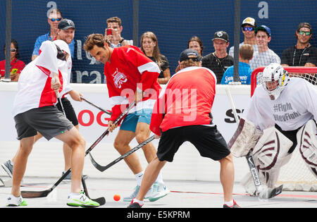 Toronto, Canada. 3e août, 2014. Roger Federer (3ème L) de la Suisse se bat pour la balle durant le jeu de défi hockey-balle à la Coupe Rogers 2014 à Toronto, Canada, 3 août 2014. Credit : Zou Zheng/Xinhua/Alamy Live News Banque D'Images