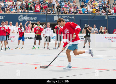 Toronto, Canada. 3e août, 2014. Les lecteurs de la suisse Roger Federer le ballon avant le jeu de défi hockey-balle à la Coupe Rogers 2014 à Toronto, Canada, 3 août 2014. Credit : Zou Zheng/Xinhua/Alamy Live News Banque D'Images