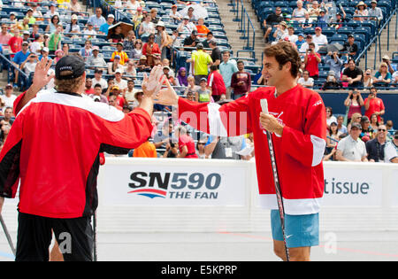 Toronto, Canada. 3e août, 2014. Roger Federer (R) de la Suisse célèbre avec coéquipier avant le jeu de défi hockey-balle à la Coupe Rogers 2014 à Toronto, Canada, 3 août 2014. Credit : Zou Zheng/Xinhua/Alamy Live News Banque D'Images