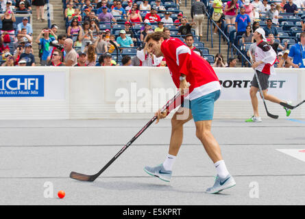 Toronto, Canada. 3e août, 2014. Roger Federer (L) de la Suisse est d'une fusillade au cours de la jeu de défi hockey-balle à la Coupe Rogers 2014 à Toronto, Canada, 3 août 2014. Credit : Zou Zheng/Xinhua/Alamy Live News Banque D'Images