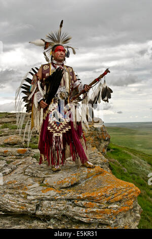 Danseur traditionnel des Pieds-Noirs, Evan Melting Tallow Jr. Le précipice à bisons Head-Smashed-In Fort Macleod, Alberta, Canada Banque D'Images