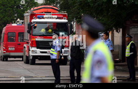 Lanzhou, Province de Gansu en Chine. 4e août, 2014. Les policiers sont en faction près de l'accident après une raffinerie de pétrole, appartenant à la filiale pétrochimique Lanzhou de China National Petroleum Corporation (CNPC), a pris feu à Lanzhou, capitale de la province de Gansu, dans le nord-ouest de la Chine, le 4 août 2014. L'incendie déclenché par une fuite au niveau de la fraction de l'appareil la raffinerie a éclaté le lundi matin, et aucune victime n'a été signalée. Credit : ZHANG Meng/Xinhua/Alamy Live News Banque D'Images