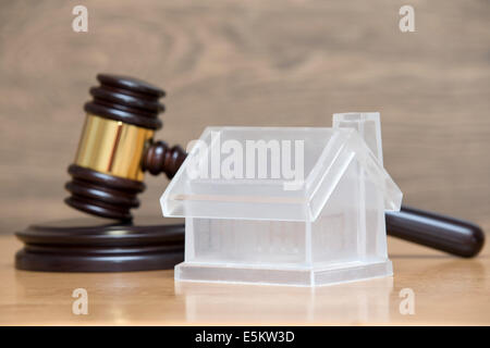 Libre de toy house model et un brown gavel Banque D'Images