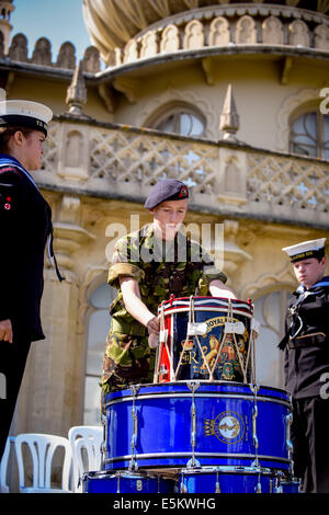 Tambour et service interconfessionnel tenu dans le cadre de commémorations du centenaire de la PREMIÈRE GUERRE MONDIALE dans la ville de Brighton à l'extérieur le Pavillon Royal dans l'East Sussex Dimanche 03/08/14. L'image montre la batterie en cours pour la construction de l'estrade pour le service. Banque D'Images