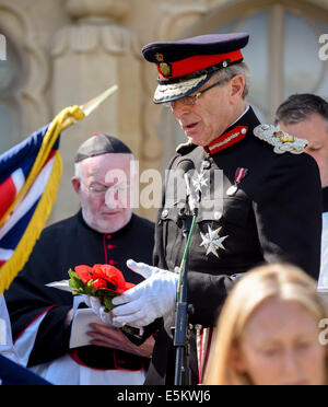 Tambour et service interconfessionnel tenu dans le cadre de commémorations du centenaire de la PREMIÈRE GUERRE MONDIALE dans la ville de Brighton à l'extérieur le Pavillon Royal dans l'East Sussex Dimanche 03/08/14. Le Lord-Lieutenant pour l'East Sussex Peter Field places coquelicots sur les tambours. Banque D'Images