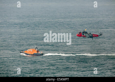 Canot de sauvetage en mer de l'air ; ; ; hélicoptère Land's End, Cornwall, UK Banque D'Images