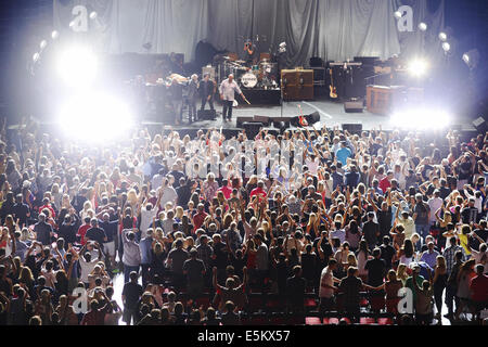 San Diego, CA, USA. 3e août, 2014. 3 août 2014 - San Diego, Californie, USA - Fans cheer comme Tom Petty and the Heartbreakers effectuer sur la soirée d'ouverture de leur tournée en 2014 Viejas Arena à San Diego State University. Credit : KC Alfred/ZUMA/Alamy Fil Live News Banque D'Images