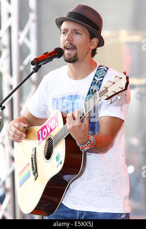 L'artiste d'enregistrement Jason Mraz se produit en concert à NBC's "Today Show" du Rockefeller Plaza le 18 juillet 2014. © Debby Wong/Alamy Banque D'Images