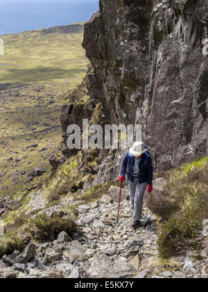 Seule femme walker hill sur haute montée à un Ghrunnda Coco'' dans les montagnes Cuillin noires, Ile de Skye, Ecosse, Royaume-Uni Banque D'Images