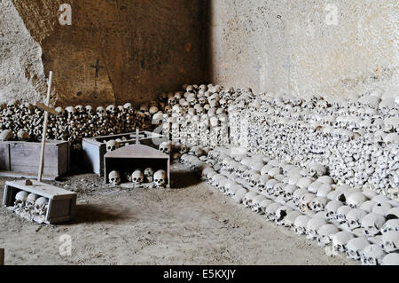 Des crânes, os, Fontanelle, cimetière cimetière historique dans une caverne souterraine, Naples, Campanie, Italie Banque D'Images