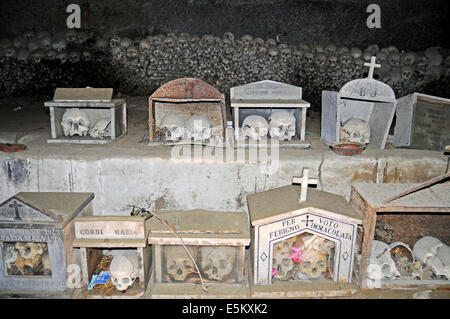 Des crânes, os, Fontanelle, cimetière cimetière historique dans une caverne souterraine, Naples, Campanie, Italie Banque D'Images