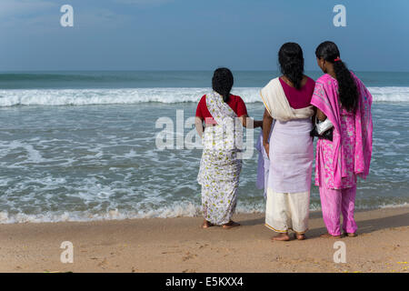 La femme debout sur la plage face à la mer, Munnar, Kerala, Inde Banque D'Images