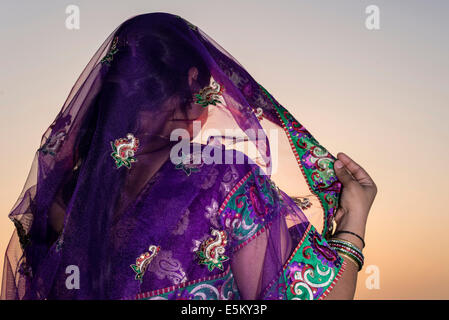 Femme portant un sari violet, Vrindavan, Uttar Pradesh, Inde Banque D'Images