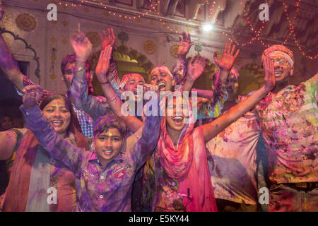 Les dévots couvert de poudre colorée célébrant Holi, festival, Banke Bihari Temple, Vrindavan, Uttar Pradesh, Inde Banque D'Images