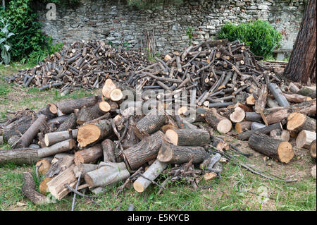 Le nord de l'Italie - des piles de bois prêt pour l'hiver dans un village de montagne italien Banque D'Images