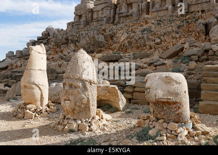 Les figures des dieux Apollon Mithra et Héraclès à côté d'une tête d'aigle, Terrasse Est, le Mont Nemrut Dagi Nemrut, Banque D'Images