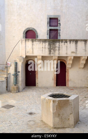 Cour intérieure et bien au Château ou Citadelle de Saint-tropez Var Provence France Banque D'Images