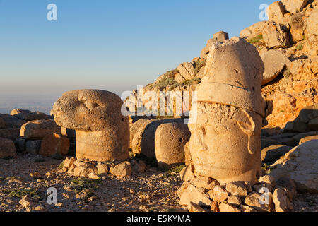 Les chefs d'un aigle et d'Antiochus, Terrasse Est, tombe d'Antiochus, le Nemrut Dagi Nemrut, la montagne, la Province d'Adiyaman Banque D'Images