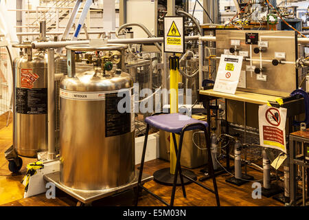 Un laboratoire scientifique mène des recherches portant sur l'azote liquide. Banque D'Images