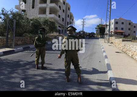 D'Al-Bireh, en Cisjordanie, en territoire palestinien. 3 Août, 2014. Des soldats israéliens montent la garde pendant une opération tempête dans la ville de Cisjordanie d'al-Bireh, le 3 août 2014 © Shadi Hatem/APA/Images/fil ZUMA Alamy Live News Banque D'Images