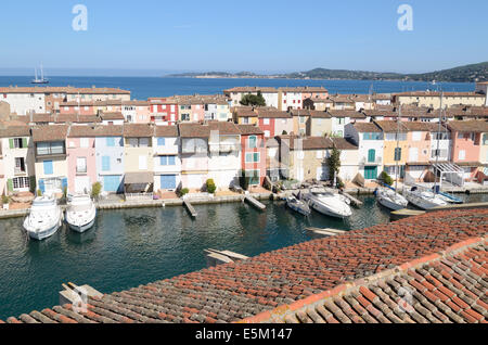 Vue sur les toits, Yachts & maisons dans la station balnéaire de Port Grimaud Var Côte d'Azur Provence France Banque D'Images